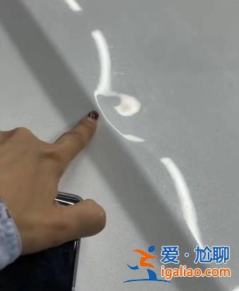 奔馳車上男子加塞不成攔車砸引擎蓋？ 拍視頻者:計劃返鄉再修車 警方已向我了解情況？