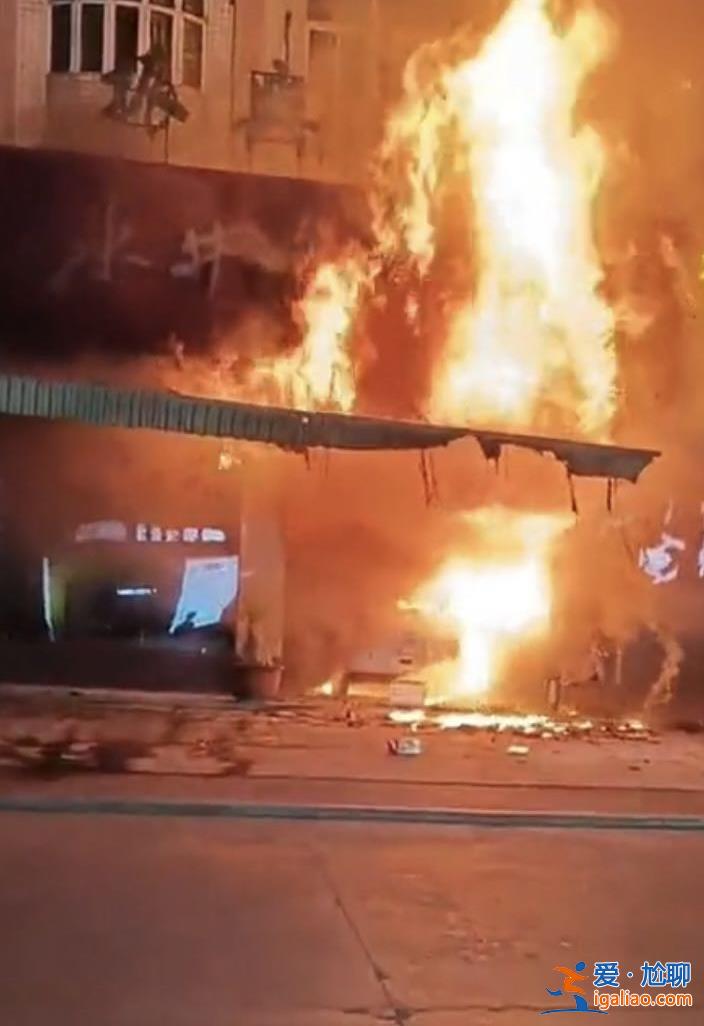 廣東汕頭一車開進沿街店鋪后發生火災 目擊者稱有殯儀館車輛到達現場？