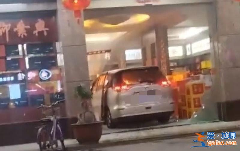 廣東汕頭一車開進沿街店鋪后發生火災 目擊者稱有殯儀館車輛到達現場？