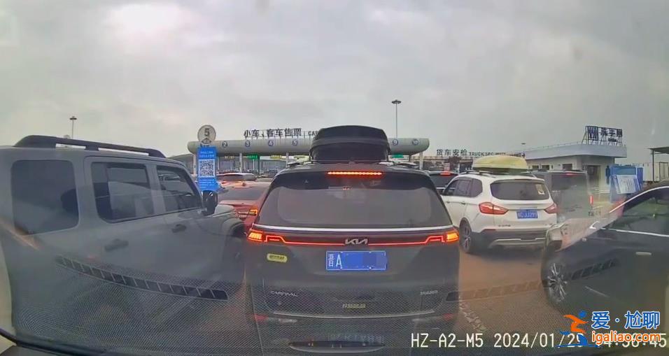 “奔馳加塞砸引擎蓋”事件持續發酵 奇瑞車一方陷輿論漩渦？
