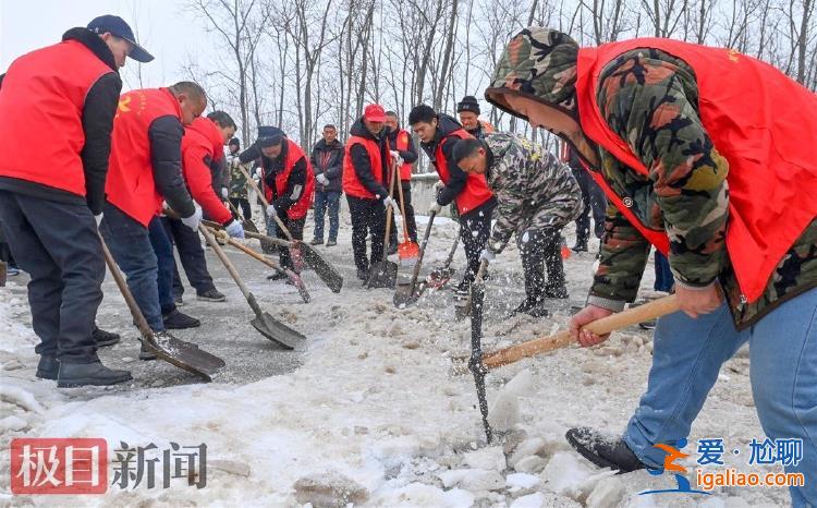 冰雪厚度40年來罕見 村民用鐵鍬、鋤頭破冰？