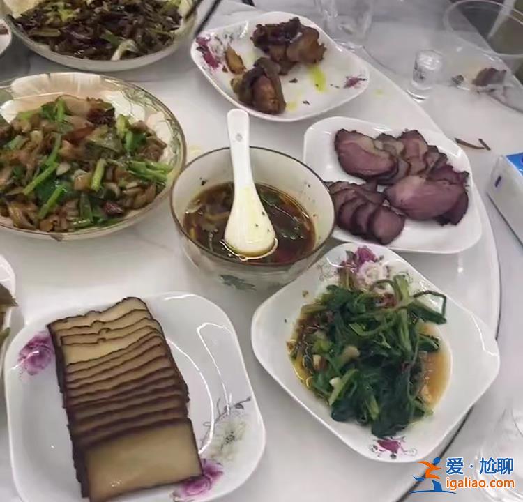 被困在湖北高速上三天三夜 她打了市長熱線電話 但是很難接通？