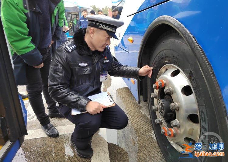 熱門景點動態疏導客流 加強對《繁花》打卡點秩序維護? 熱門景點動態疏導客流 加強對《繁花》打卡點秩序維護?