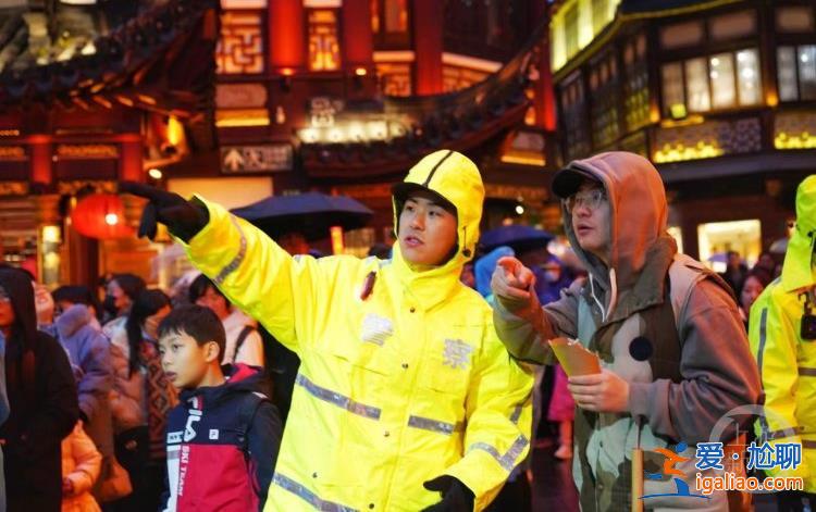 熱門景點動態疏導客流 加強對《繁花》打卡點秩序維護? 熱門景點動態疏導客流 加強對《繁花》打卡點秩序維護?