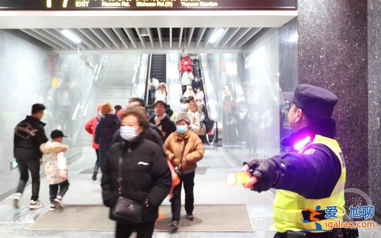 熱門景點動態疏導客流 加強對《繁花》打卡點秩序維護? 熱門景點動態疏導客流 加強對《繁花》打卡點秩序維護?
