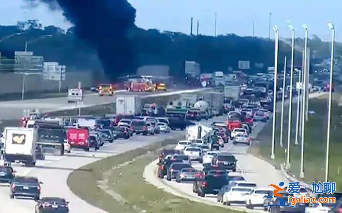 美國一飛機在公路緊急迫降撞上汽車造成2人死亡 現場冒出大股黑煙？