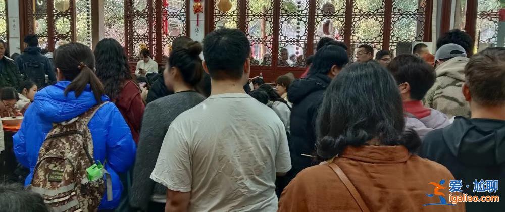 超4萬(wàn)人涌入杭州北高峰拜財(cái)神 靈隱寺吃素面的游客排到后廚門口？
