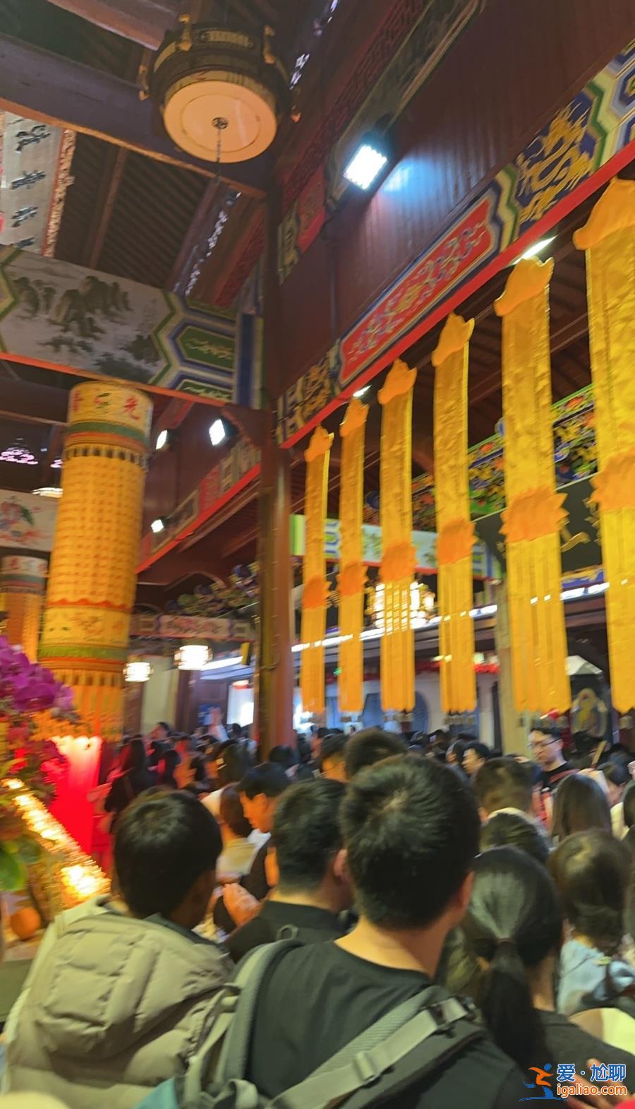 超4萬(wàn)人涌入杭州北高峰拜財(cái)神 靈隱寺吃素面的游客排到后廚門口？