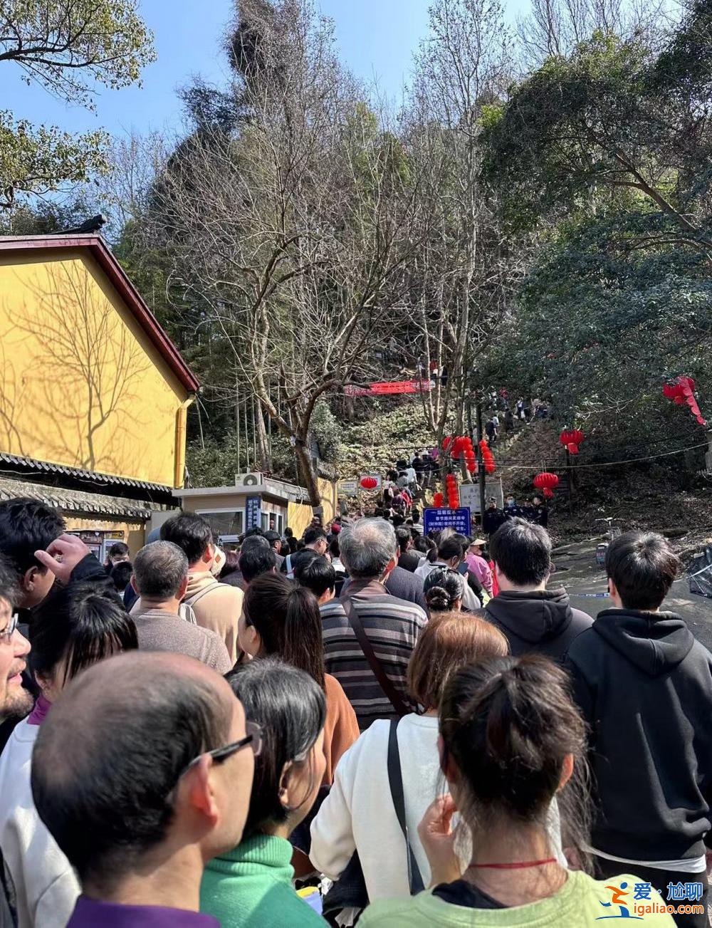 超4萬(wàn)人涌入杭州北高峰拜財(cái)神 靈隱寺吃素面的游客排到后廚門口？