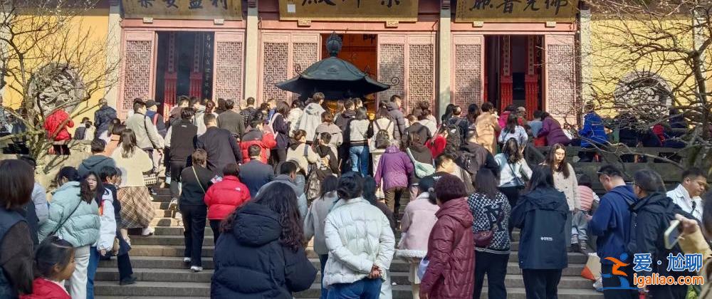 超4萬(wàn)人涌入杭州北高峰拜財(cái)神 靈隱寺吃素面的游客排到后廚門口？