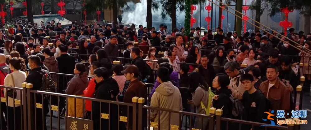 超4萬(wàn)人涌入杭州北高峰拜財(cái)神 靈隱寺吃素面的游客排到后廚門口？