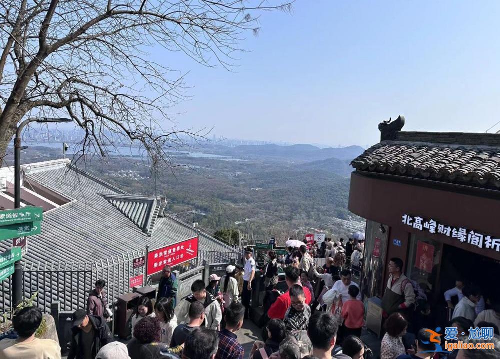 超4萬(wàn)人涌入杭州北高峰拜財(cái)神 靈隱寺吃素面的游客排到后廚門口？