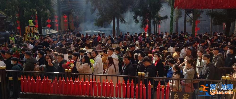 超4萬(wàn)人涌入杭州北高峰拜財(cái)神 靈隱寺吃素面的游客排到后廚門口？