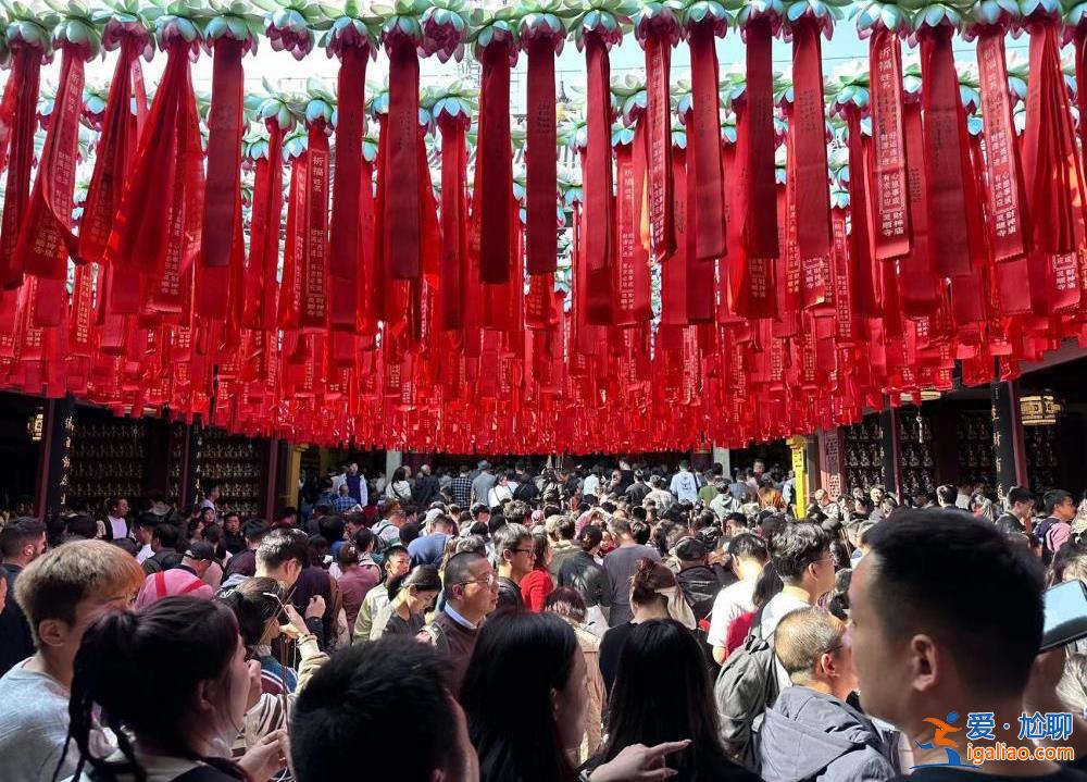 超4萬(wàn)人涌入杭州北高峰拜財(cái)神 靈隱寺吃素面的游客排到后廚門口？