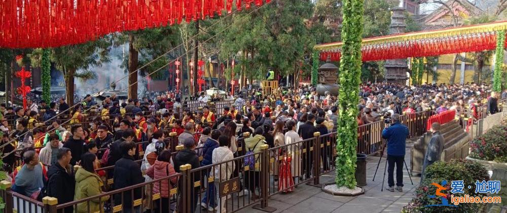 超4萬(wàn)人涌入杭州北高峰拜財(cái)神 靈隱寺吃素面的游客排到后廚門口？
