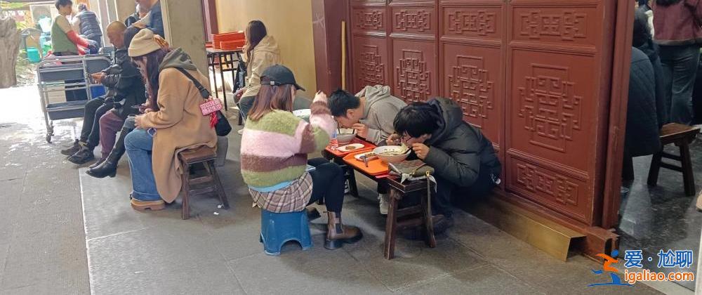 超4萬(wàn)人涌入杭州北高峰拜財(cái)神 靈隱寺吃素面的游客排到后廚門口？