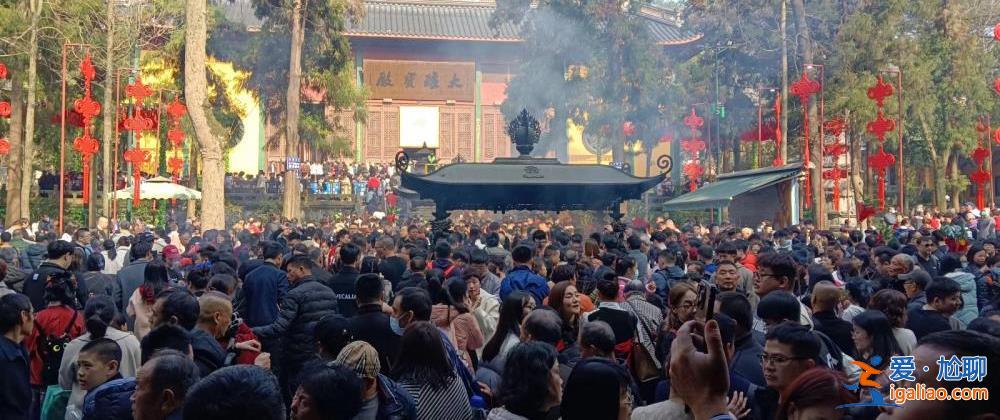 超4萬(wàn)人涌入杭州北高峰拜財(cái)神 靈隱寺吃素面的游客排到后廚門口？