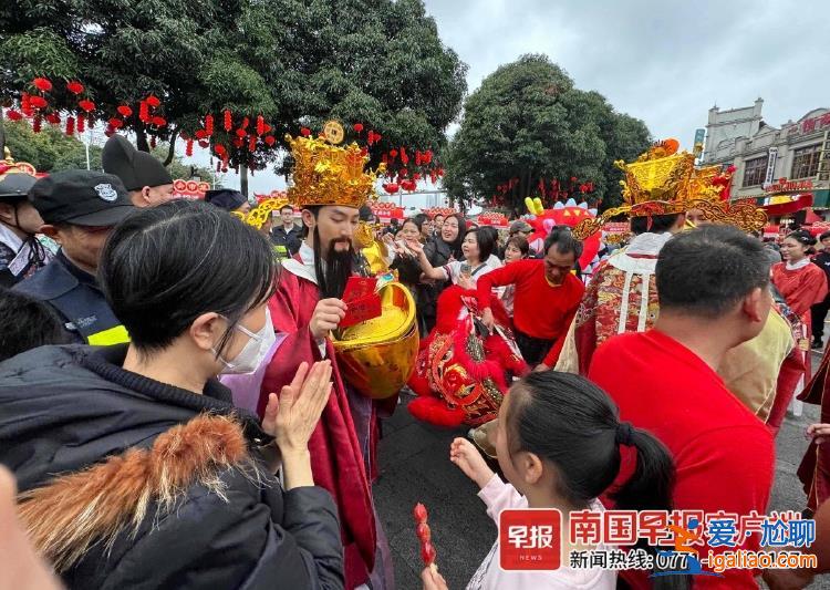 凌晨3點 “天下第一財神廟”已經人山人海？