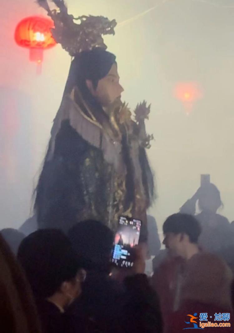 現在文明社會 網紅扮神放在以前 可能要挨打的？