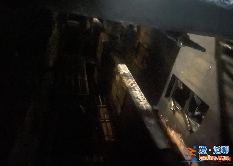 天井連通1樓架空層 可見大量電動車殘骸? 天井連通1樓架空層 可見大量電動車殘骸?