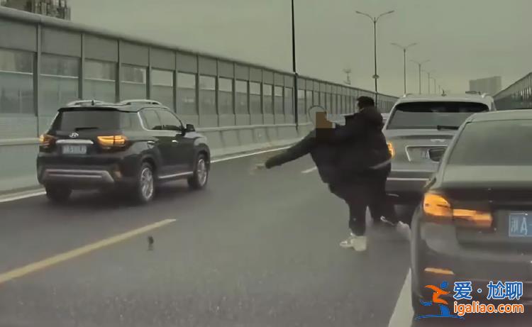 司機進車是拆記錄儀？傷者情況如何？四問杭州賓利司機傷人事件？