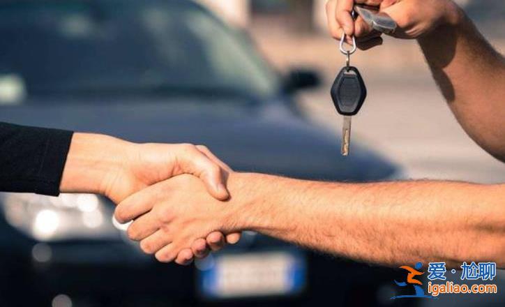 男子穿睡衣買車無人理去隔壁全款買 有錢任性??？