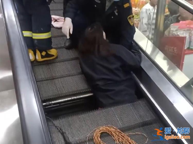 “女子半截身體被卷入扶梯”涉事超市暫停營業 傷者正在做第二次手術？