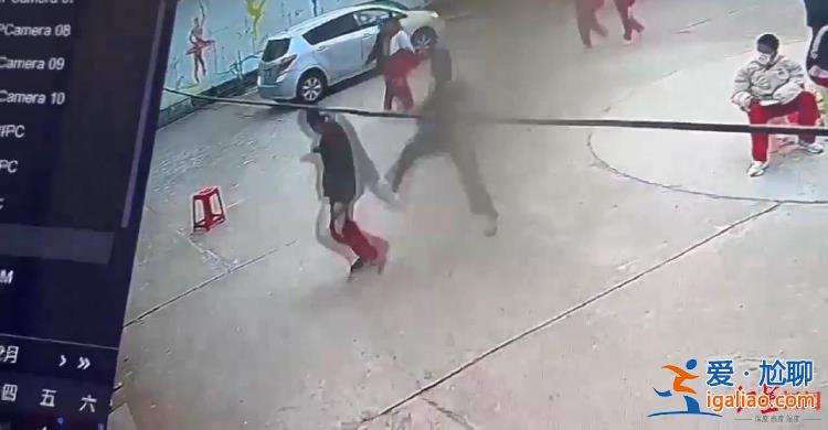 警方已聯(lián)系被打男孩？