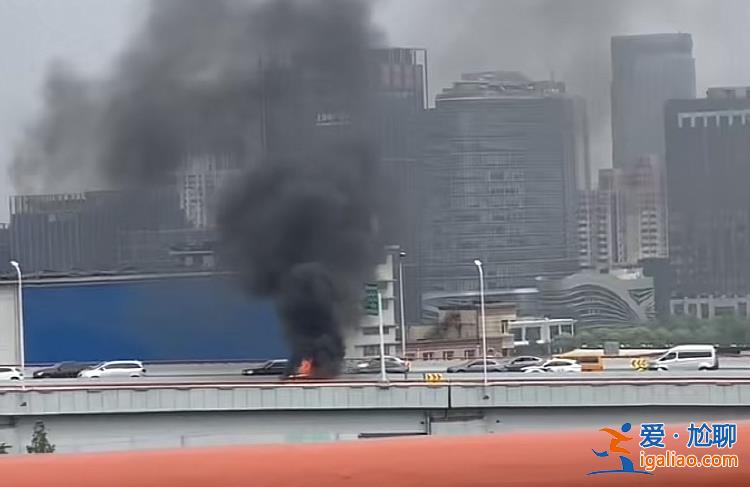 現場濃煙滾滾車輛被燒成空殼？