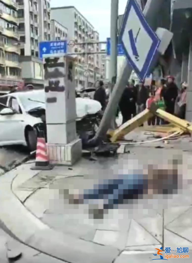 四川南充一小車撞向多輛電動車 現(xiàn)場一片狼藉 傷者已送醫(yī)？