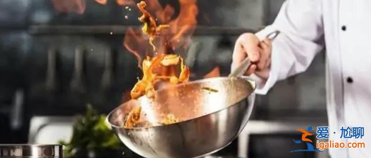 淄博炒鍋餅小哥稱日均營業(yè)額近10萬 現(xiàn)在拼命賺錢? 淄博炒鍋餅小哥稱日均營業(yè)額近10萬 現(xiàn)在拼命賺錢?