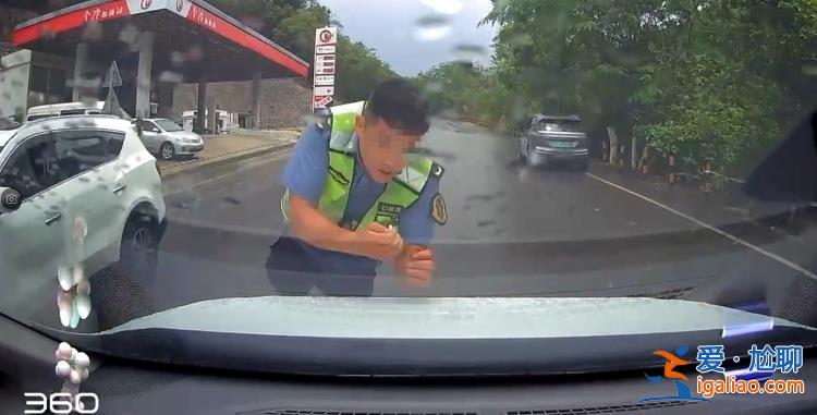 云南交通執法人員“碰瓷”式執法 直接撲到了車輛前機蓋上？官方回應？