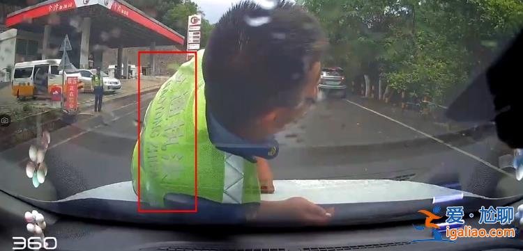 云南交通執法人員“碰瓷”式執法 直接撲到了車輛前機蓋上？官方回應？