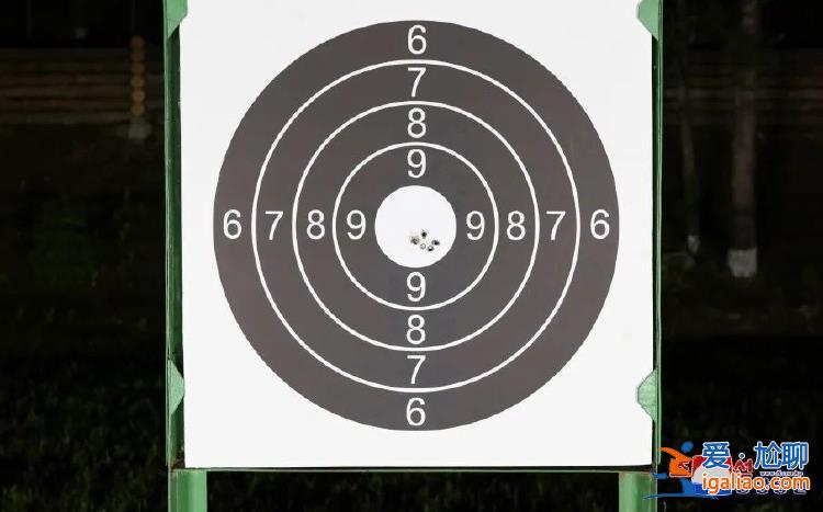 金正恩視察軍工企業并現場打靶 槍槍十環? 金正恩視察軍工企業并現場打靶 槍槍十環?