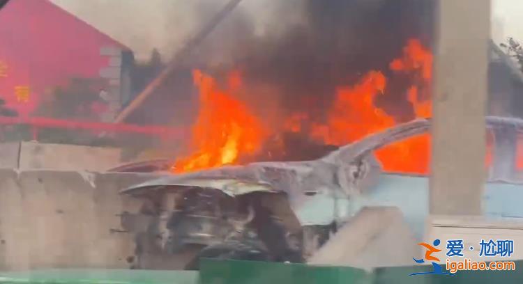 上海S2高速一新能源轎車發生單車著火事故 明火已撲滅？