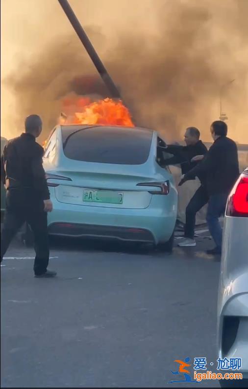 上海S2高速一新能源轎車發生單車著火事故 明火已撲滅？