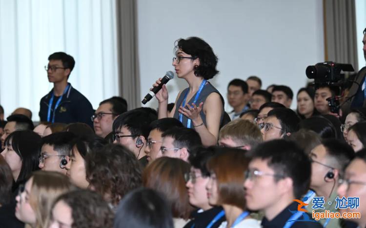 與師生對話 體驗學校自研機器人? 與師生對話 體驗學校自研機器人?