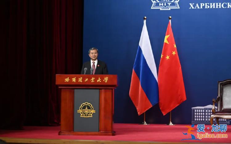 與師生對話 體驗學校自研機器人? 與師生對話 體驗學校自研機器人?