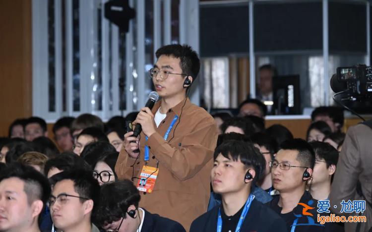 與師生對話 體驗學校自研機器人? 與師生對話 體驗學校自研機器人?