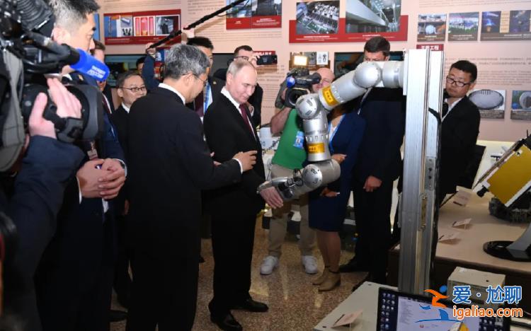 與師生對話 體驗學校自研機器人? 與師生對話 體驗學校自研機器人?