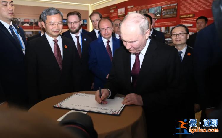 與師生對話 體驗學校自研機器人? 與師生對話 體驗學校自研機器人?