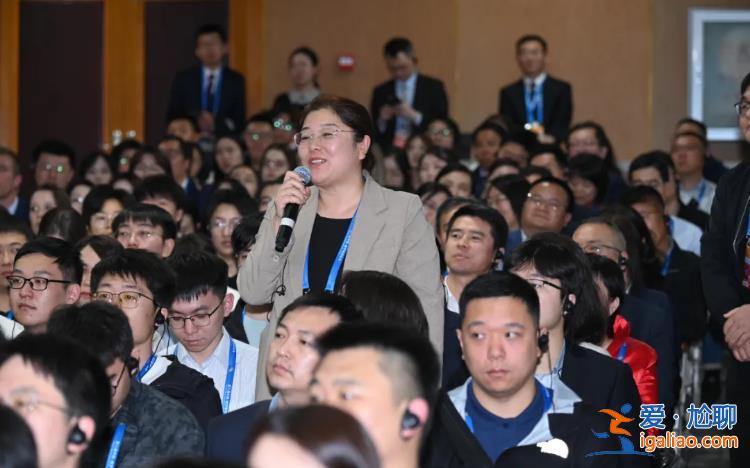 與師生對話 體驗學校自研機器人? 與師生對話 體驗學校自研機器人?