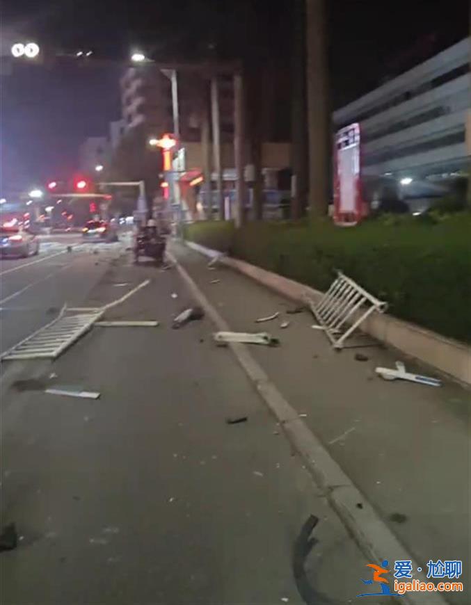 廣東江門女子危險駕駛撞護欄后 對圍觀者揚言“撞死你們” 警方通報？