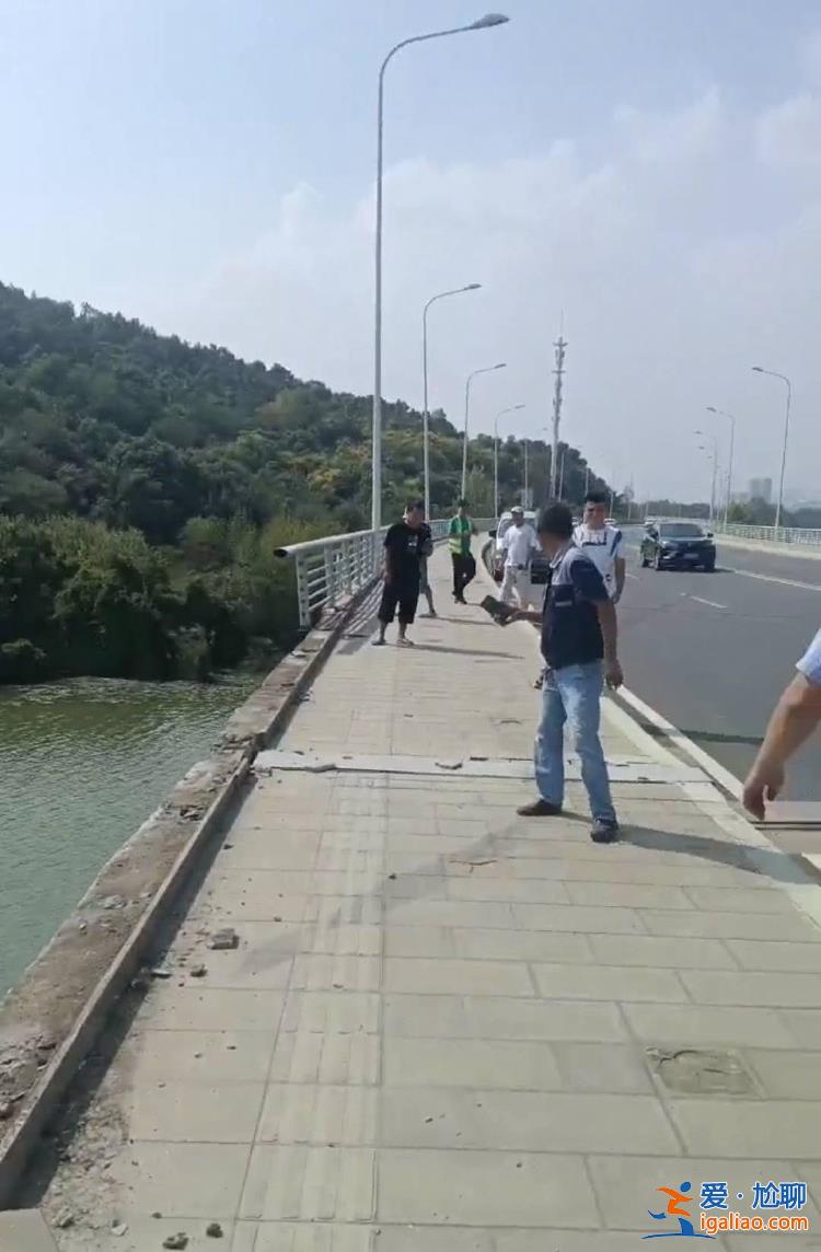 武漢一車輛沖破護欄墜湖 多部門正搜救？