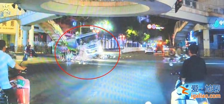 直行灑水車撞倒左轉騎車人致其身亡 雙方是否搶燈引爭議 警方介入？