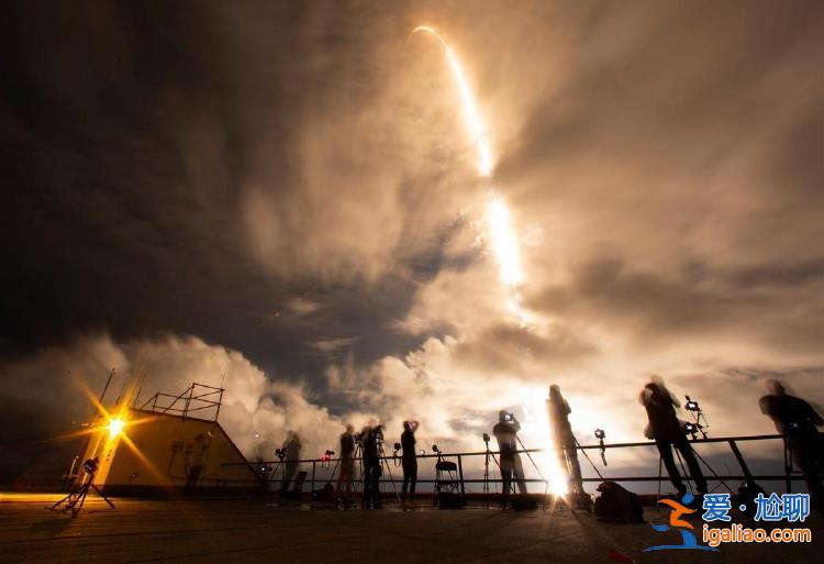 身系繩子與飛船相連 離開飛船就算“太空行走”？