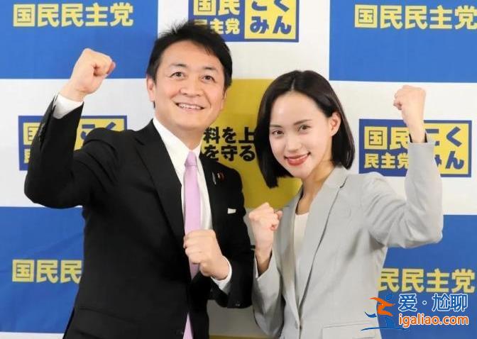 日本27歲美女政客墜樓身亡后 涉事黨黨首身邊又站了一名美女政客？