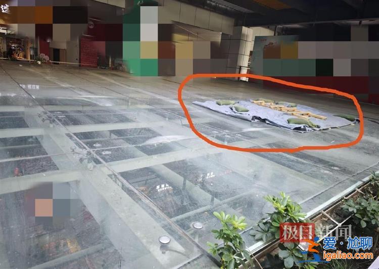 玻璃頂棚被砸穿 市民稱平時(shí)人不多？
