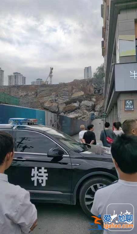 貴州一小區(qū)居民樓半夜被山坡巨石砸中 業(yè)主質(zhì)疑隔壁小區(qū)爆破導(dǎo)致？