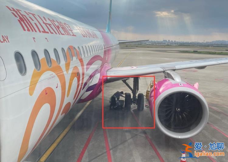 長龍航空一航班乘客登機(jī)后被通知下機(jī) 機(jī)組稱輪胎破了？